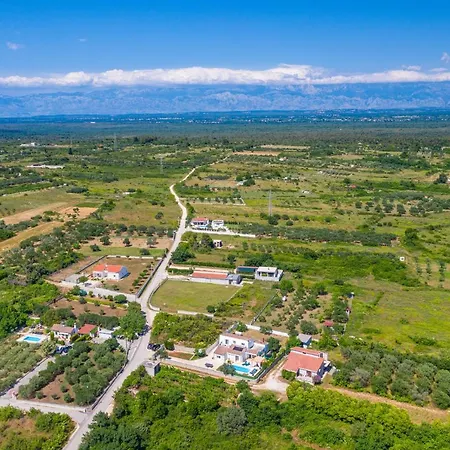 Poolincluded Villa Elia Vikendica