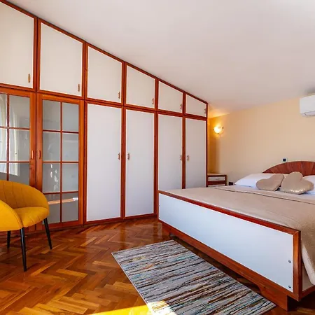 Poolincluded Villa Elia *