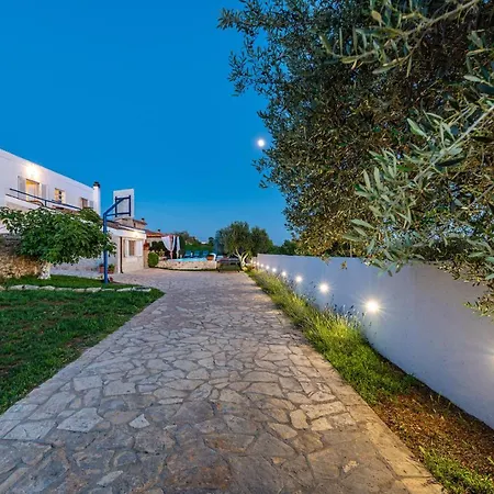 Poolincluded Villa Elia